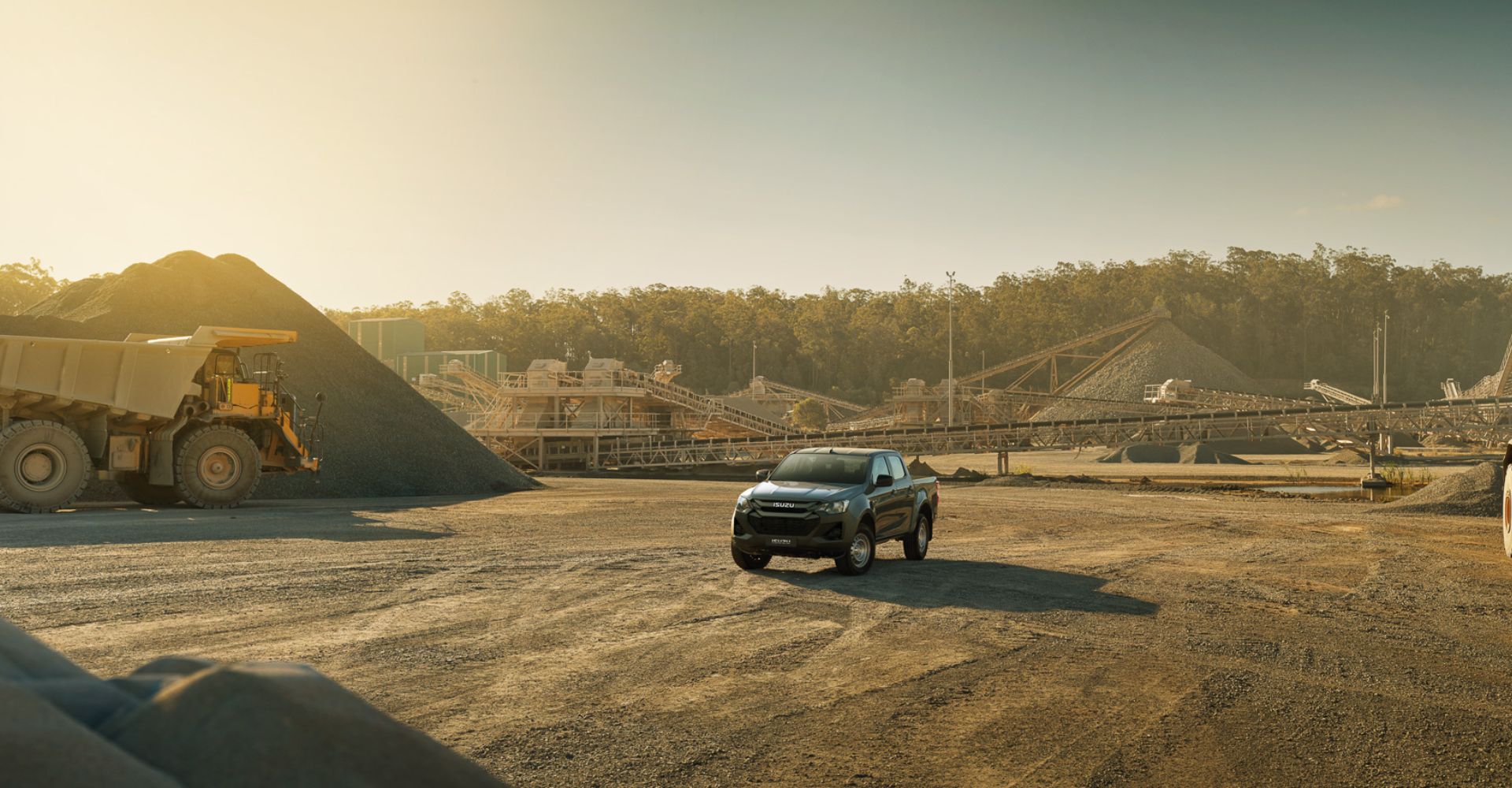 25MY ISUZU PICK UP_9_GEXP-LHD_CREW-Obsidian_RBB